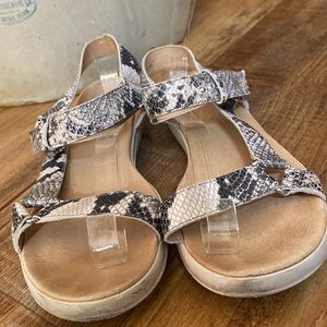 Tommy Bahama Inisha Reflexology Leather Snakeskin Black cream sandals size 9